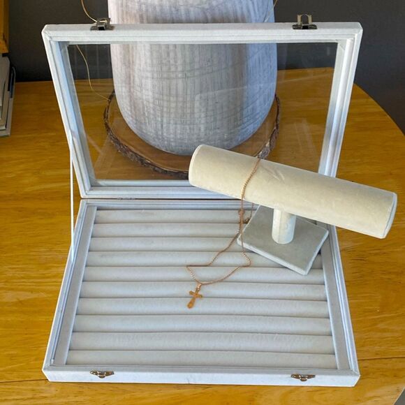 Black Swan Jewelry - Swan Design Velvet Jewelry Display Case with velvet jewelry stand